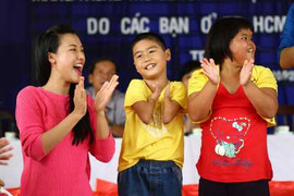 Á hậu Hoàng Oanh lặng người trước cậu bé khuyết tật nhảy Gangnam Style