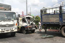 Xe tải 'điên' tông hàng loạt xe chờ đèn đỏ ở TP.HCM