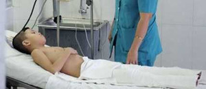 Rơi xuống hố tro nóng, bé trai tự giải cứu mình