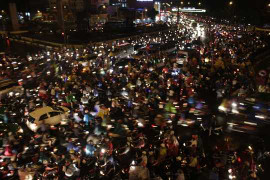 Biển người chôn chân dưới mưa ở Sài Gòn