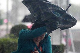 Video: Siêu bão Dujuan đổ bộ Đài Loan, hàng chục người thương vong