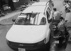 Xe ô tô không người lái lao trên phố Hà Nội