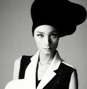 Lê Thúy ma mị trong bộ hình thời trang đen trắng