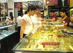 Giá vàng hãm đà giảm, USD ‘chợ đen’ tiếp tục lao dốc