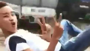 Lộ diện 'quái xế' lái xe máy bằng chân lao như bay trên đường