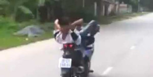 Truy tìm 'quái xế' lái xe máy bằng chân lao như bay trên đường