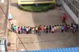 Phẫn nộ cô giáo bắt học sinh mầm non xếp hàng để… đá