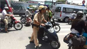 Dân vây bắt tên cướp dây chuyền trên phố Sài Gòn