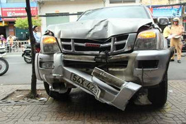 Xe ‘điên’ đâm thẳng tiệm thuốc, 2 người bệnh đi cấp cứu