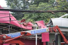 Trời không mưa cây cổ thụ vẫn bật gốc, đè sập nhà dân