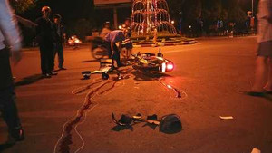 Phóng xe máy tốc độ cao, 2 thanh niên nguy kịch