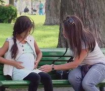 Clip: Bé gái vác bụng bầu trong công viên khiến người lớn thất kinh