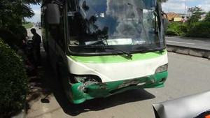 Xe buýt đâm xe con, hàng chục hành khách hoảng loạn