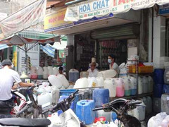 Hóa chất cực độc bày bán tràn lan ở TP.HCM