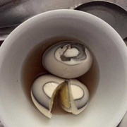 Trứng gà chuyển màu đen gây hoang mang