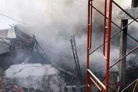 Lửa lớn thiêu rụi xưởng may ở TP.HCM trong chốc lát