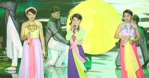 Công Quốc giả gái trong liveshow 4 Giọng hát Việt nhí 2015