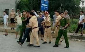 Hai thanh niên hung hăng dùng dao chém CSGT