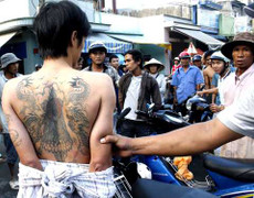 Khoe thân bằng hình xăm: Thái quá và chướng mắt