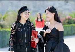 Mẹ, em chồng Hà Tăng sang Pháp xem show của Elie Saab