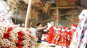 Xem người dân làng vàng mã chống cháy