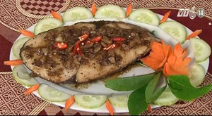 Đậm đà món cá thu kho nước chè xanh