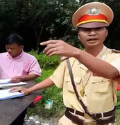 Cô gái bị đánh vì cự cãi CSGT: Nhân viên tiếp thị sữa xử lý biên bản giúp cảnh sát