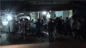 Ngồi trong quán nước bị xe tông nguy kịch