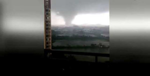 Clip: Kinh hãi vòi rồng đáng sợ như 'tử thần xuất hiện' ở Trung Quốc