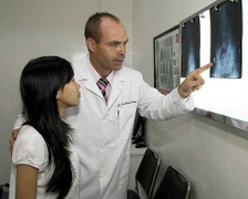 Bác sỹ Mỹ trả lời thắc mắc về bệnh đau thần kinh, cột sống