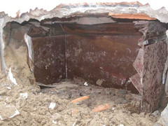 Sợ bị vợ ám, chồng đập vỡ mộ đem hài cốt quăng xuống sông