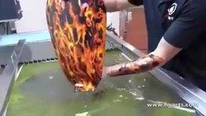 Video: Tròn mắt với công nghệ sơn hydro-dip đầy ảo diệu