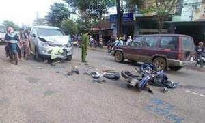 Xe máy đâm nát đầu ô tô, 3 thanh niên nguy kịch