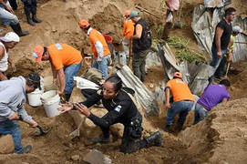 Cả nhà ôm nhau cùng chết trong lở đất ở Guatemala