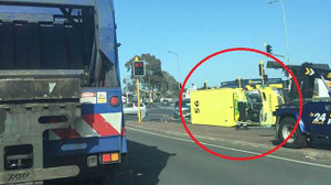 Video: Xe cứu thương gặp tai nạn trên đường đi cấp cứu