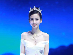 Vương miện hoàng gia ở lễ cưới Angela Baby là đồ đi mượn