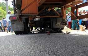 Bị xe container cuốn vào gầm, một phụ nữ chết thảm