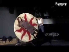 Video: Nghẹt thở với màn phi dao nguy hiểm rùng rợn nhất thế giới