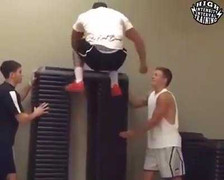 Video: Kinh ngạc với khả năng nhảy cao của chàng trai