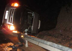 Ô tô khách bay qua rào chắn lật nhào, nhiều người thương vong