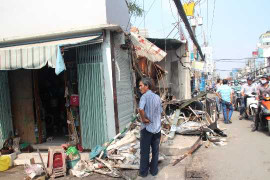 Xe rác ủi sập 3 nhà dân giữa Sài Gòn