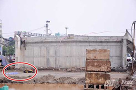 Hiện trường một người chết thảm khi rơi khỏi cầu vượt ở Hà Nội