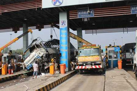 Ô tô húc văng cabin trạm thu phí, 2 nữ nhân viên nguy kịch