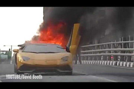 Clip: Siêu xe Lamborghini bốc cháy rừng rực trên phố