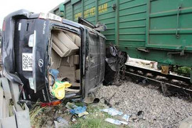 Băng qua đường sắt, xe Lexus chở 4 người bị tàu đâm văng