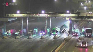 Clip: Kinh hoàng ôtô tải húc văng 2 cabin trạm thu phí
