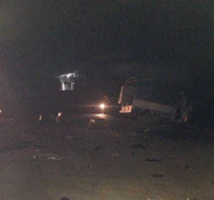 Xe máy khiến ô tô tải tông thẳng vào xe khách, 4 người thương vong