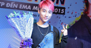 Sơn Tùng diện quần yếm giới thiệu liveshow miễn phí