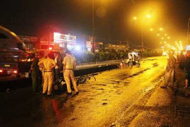 Ô tô cán chết 2 người rồi bỏ trốn giữa đêm