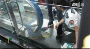 Clip: Thang cuốn lại 'nuốt' người ở Trung Quốc